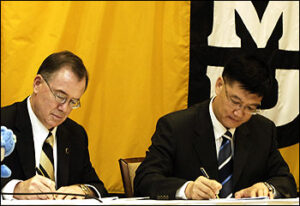 Brady Deaton and Weijia Sun Sign the Memorandum of Understanding