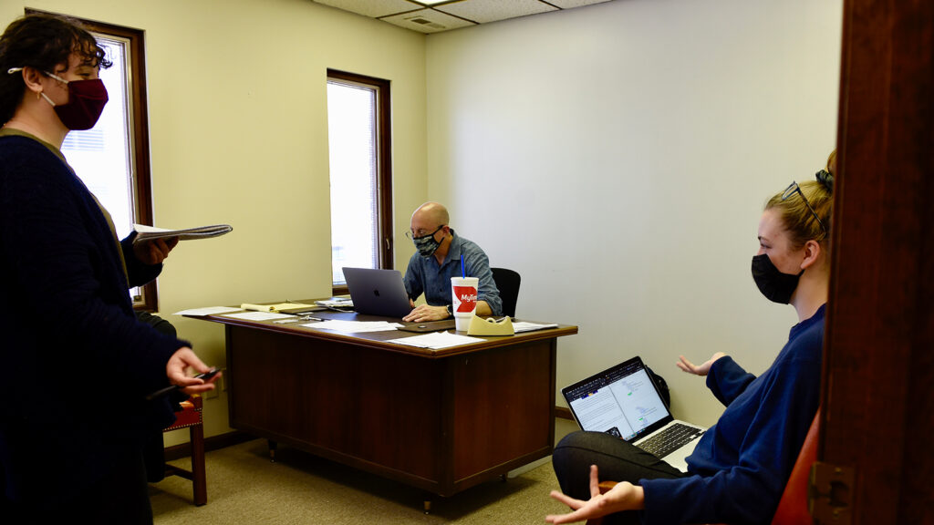 Associate Professor Mark Horvit, center, meets with seniors Sara Dingmann, left, and Caitlin King May 5 in the School’s capital bureau after they returned from the Missouri House of Representatives.