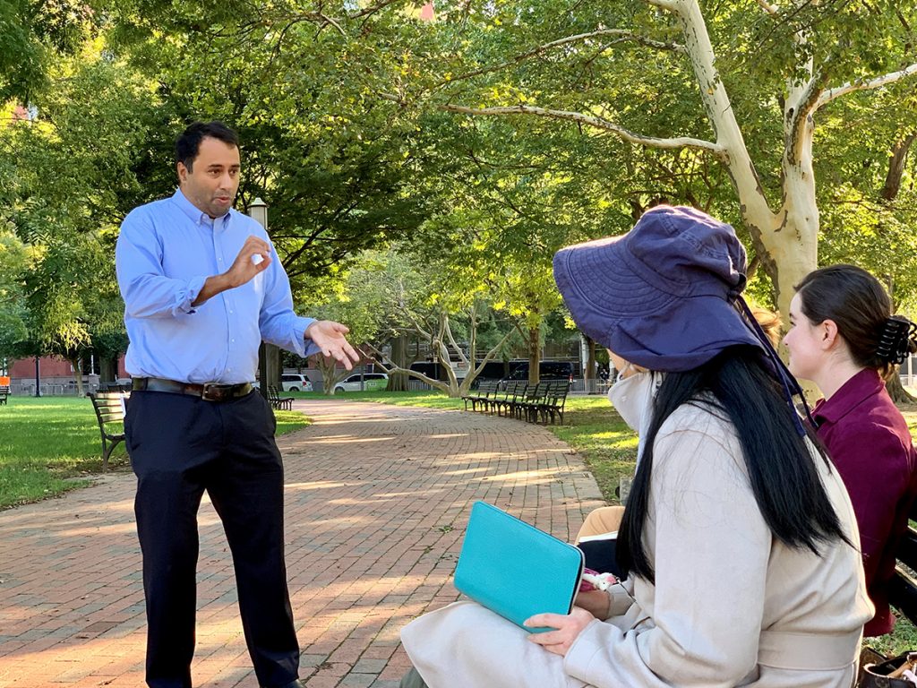mer Madhani spoke at the Washington program's Sept. 2021 seminar about news and communications in the White House, held in Lafayette Square outside the White House.